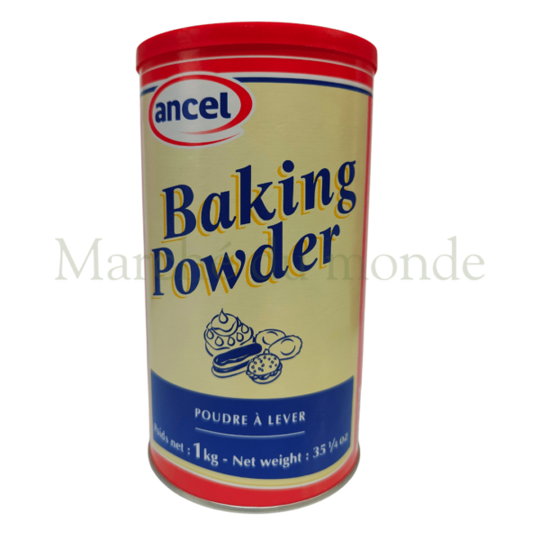 Un sachet de 1kg de poudre à lever premium posé sur un plan de travail avec des muffins dorés et aérés.