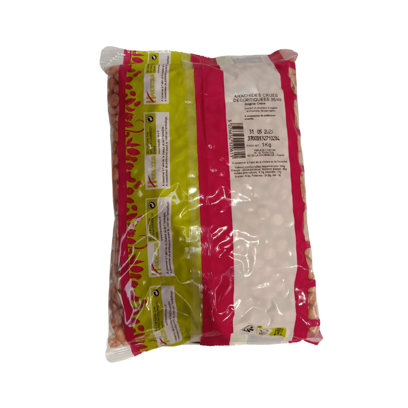 “Sachet de 1kg d’arachides crues décortiquées posé sur une table de cuisine, avec quelques arachides éparpillées autour.”